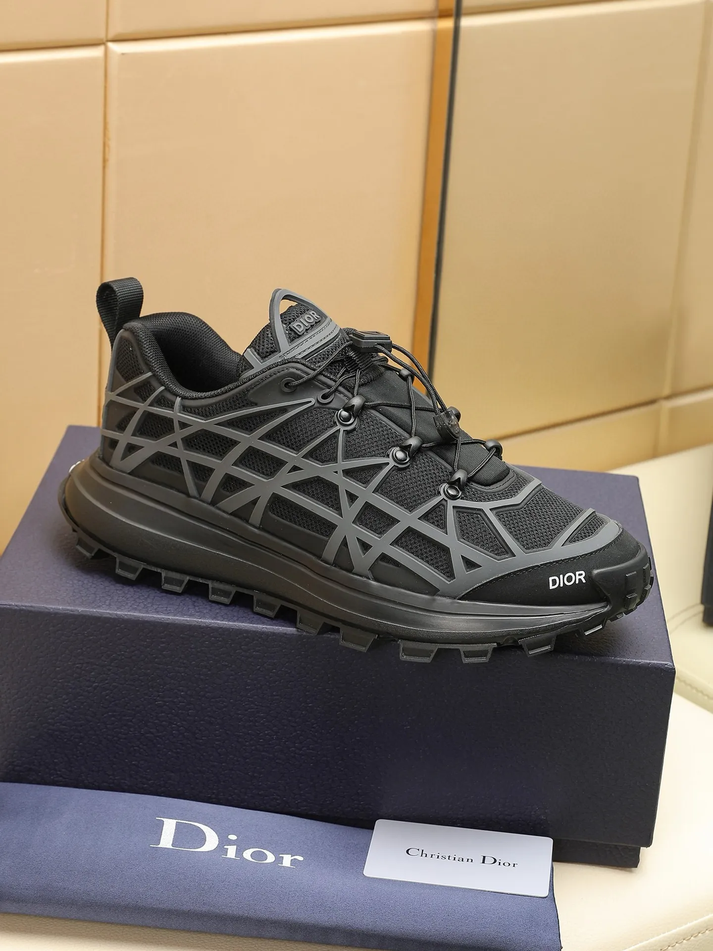 Men's shoes: 500💰Dior sports shoes highlight the fashionable silhouette, decorated with curved cannage pattern, reinterpreting the classic pattern in a structural style, enriching the Dior 2023 summer men's collection. Meticulously crafted using the advanced craftsmanship of hiking shoes, it blends outdoor culture with Dior heritage. Code number 38-44, customized 45
